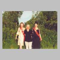 111-1044 Frau Baesmann mit zwei Schoenheitskoeniginnen aus Wehlau im Juni 2001.jpg